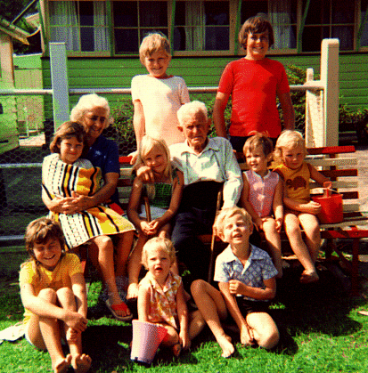 Tom and Ivy Ellis with many of their grandchildren.